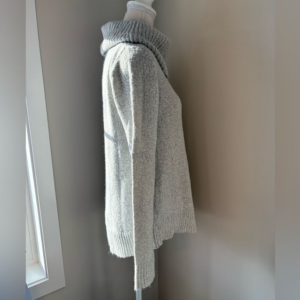 Le Château NWT Heathered Grey Turtleneck Sweater Size M - Picture 3 of 9